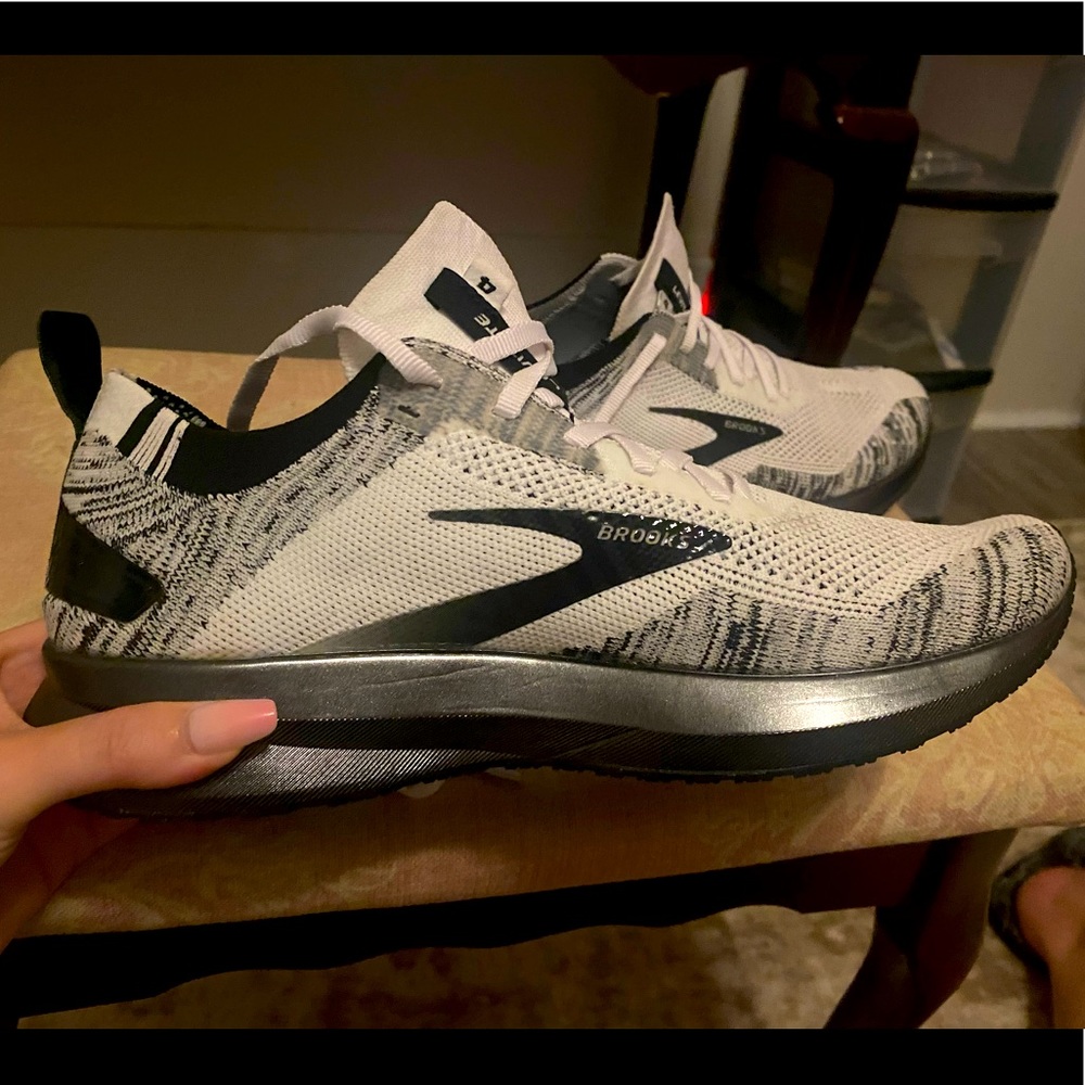 NWOT Womens Brooks Levitate 4 Running Shoes